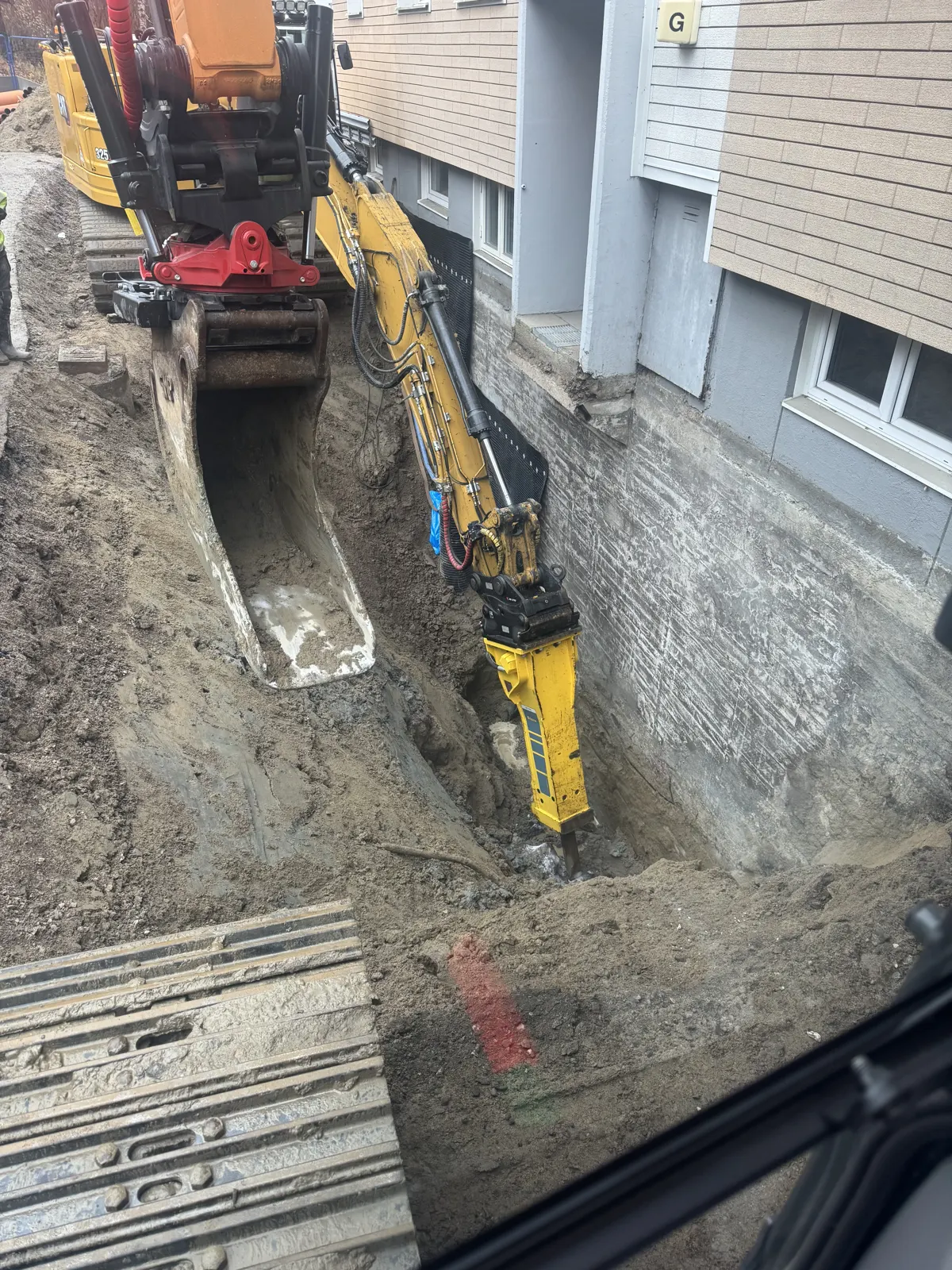 Frilagd grundmur under pågående husdränering
