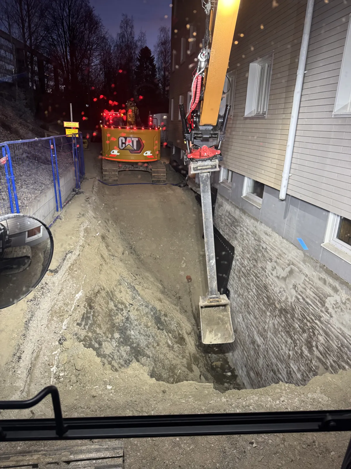 Schakt längs husgrund vid husdränering, kvarteret Huggaren i Sundsvall