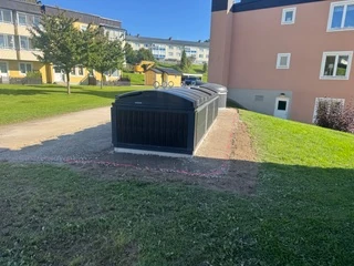 Färdig station med underjordsbehållare och återställd gräsyta runt omkring