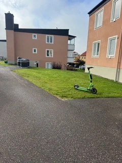 Gräsytan vid flerbostadshuset före installationen av underjordsbehållare