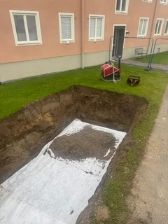 Fiberduk utlagd i schaktbotten inför grundläggning av underjordsbehållare